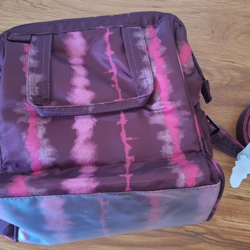 lug Chewy insulated lunch tote in Shibori Wine.